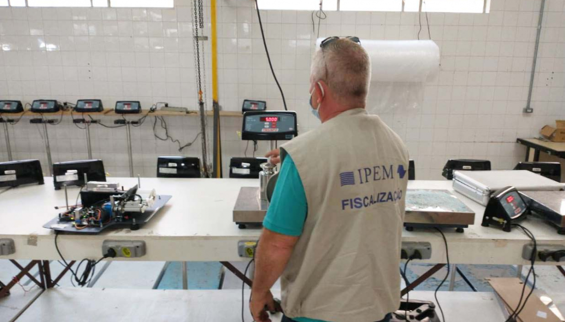 Ipem-SP verifica balanças no fabricante na região leste da capital