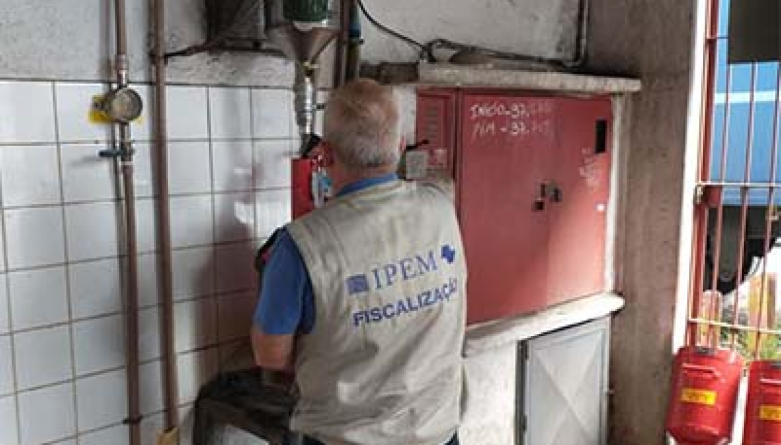 Ipem-SP faz verificação inicial em medidores de volume utilizados em postos de combustíveis em Guarulhos