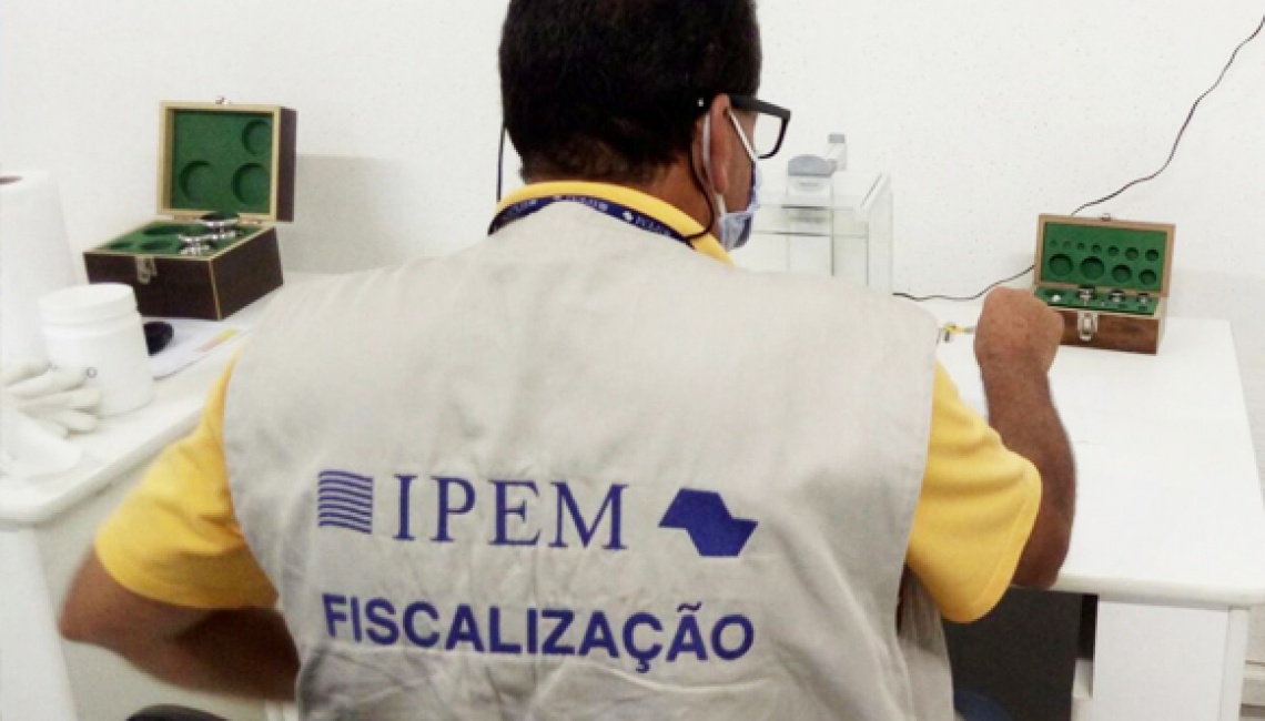 Ipem-SP verifica pesos padrão para indústria e oficinas de manutenção de balanças na zona norte da capital 