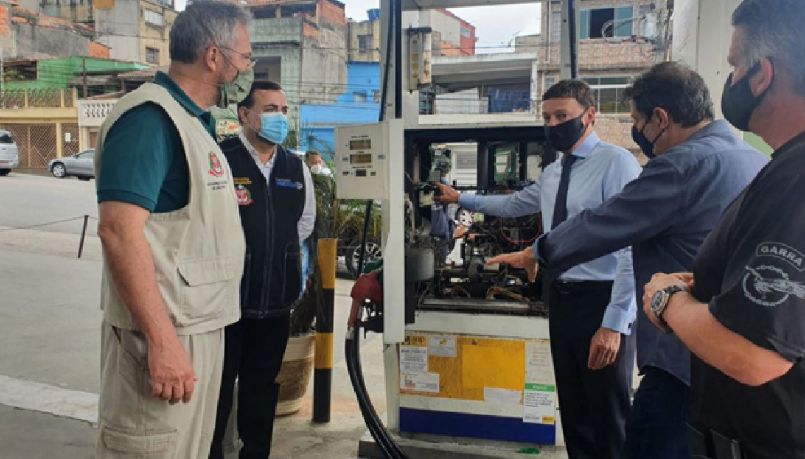 Sétima força-tarefa “Combustível Limpo” do Governo de SP, com participação do Ipem-SP, detecta irregularidades em postos de combustíveis em Santo André 