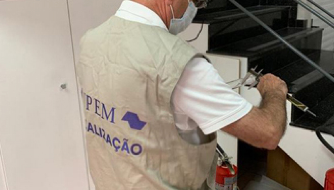 Ipem-SP verifica provetas utilizadas em postos de combustíveis no fabricante em Mogi das Cruzes