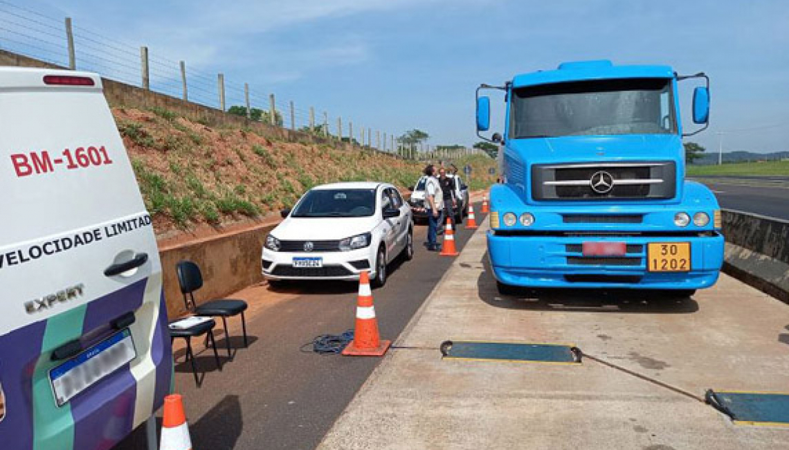 Ipem-SP fiscaliza veículos-tanque na rodovia SP 225, em Piratininga