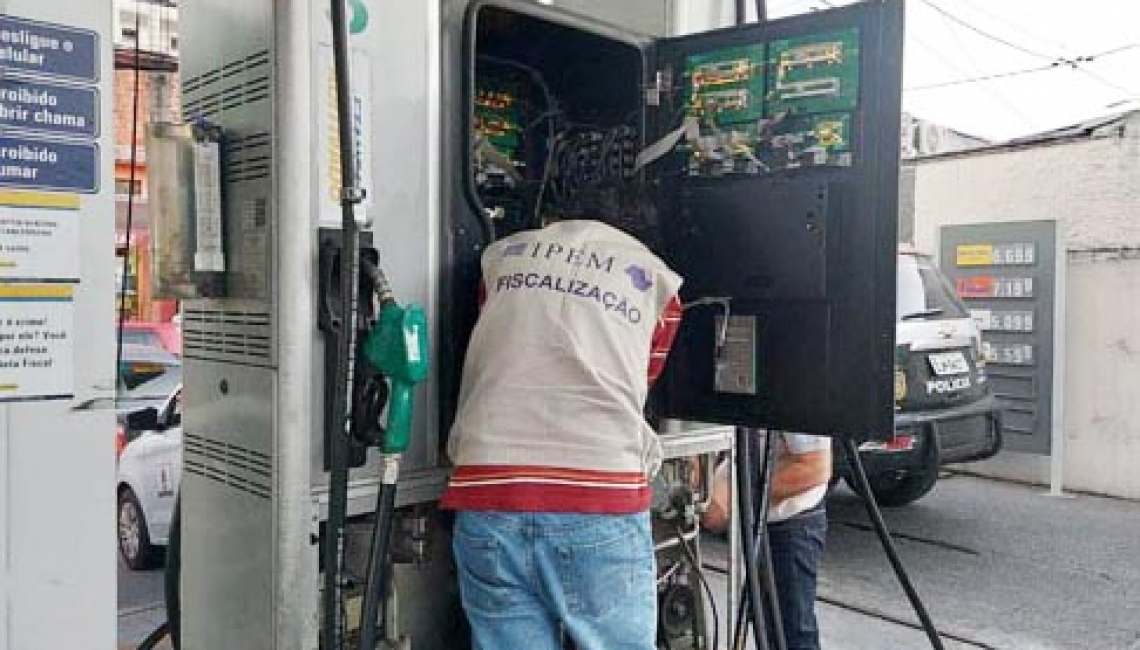 Ipem-SP constata irregularidades em postos de combustíveis em Osasco e na capital durante operação “Combustível Limpo” 