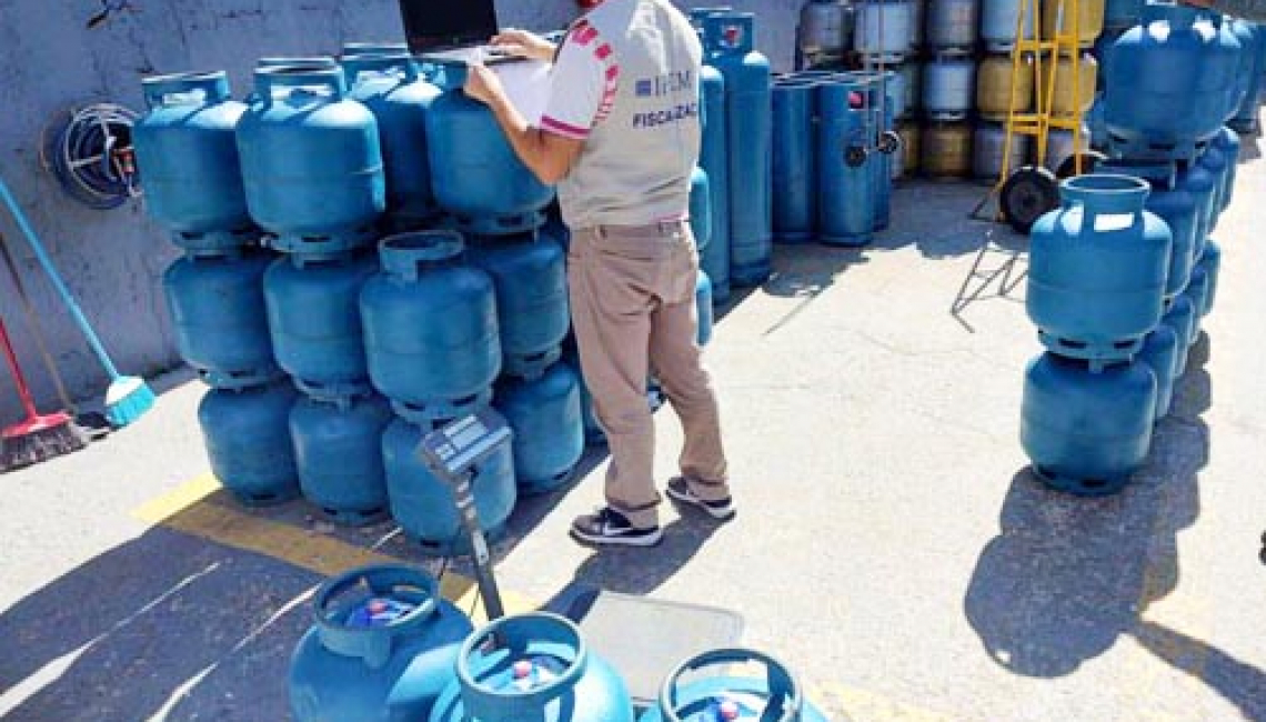 Ipem-SP fiscaliza botijões de gás de cozinha em Barueri e encontra erro no peso do produto