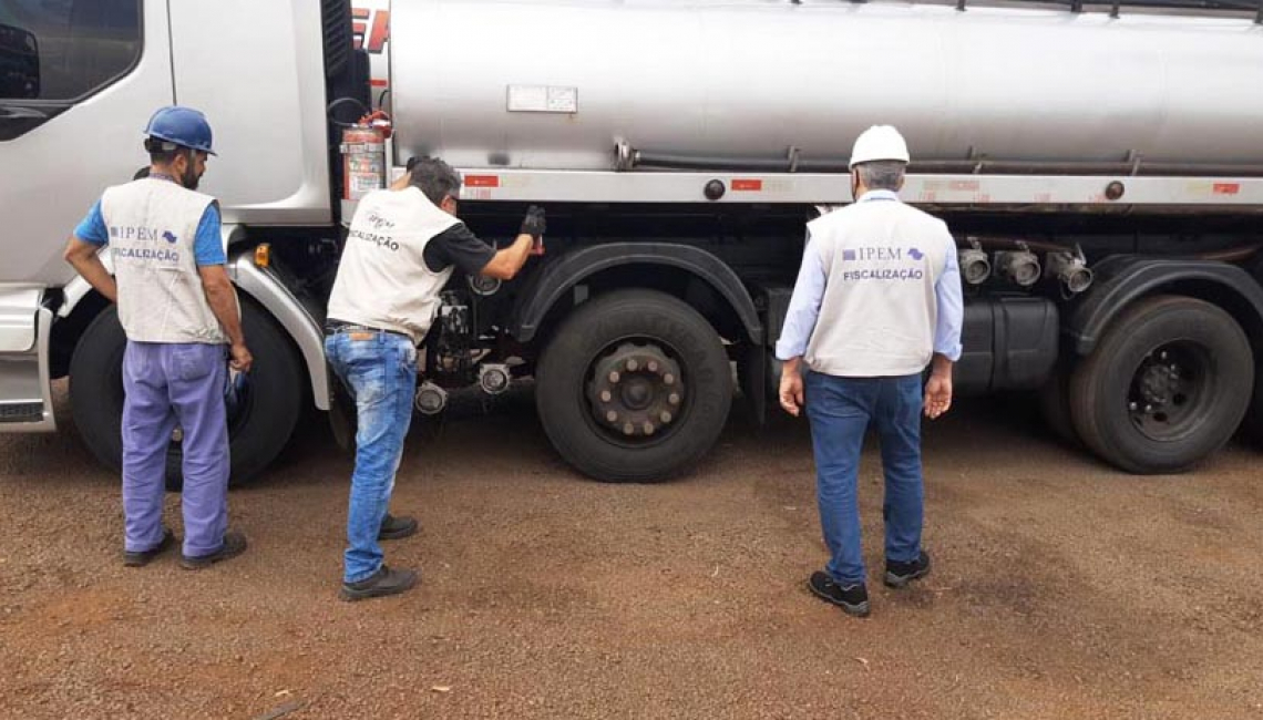 Em Ribeirão Preto, Ipem-SP fiscaliza veículos-tanque e cronotacógrafos