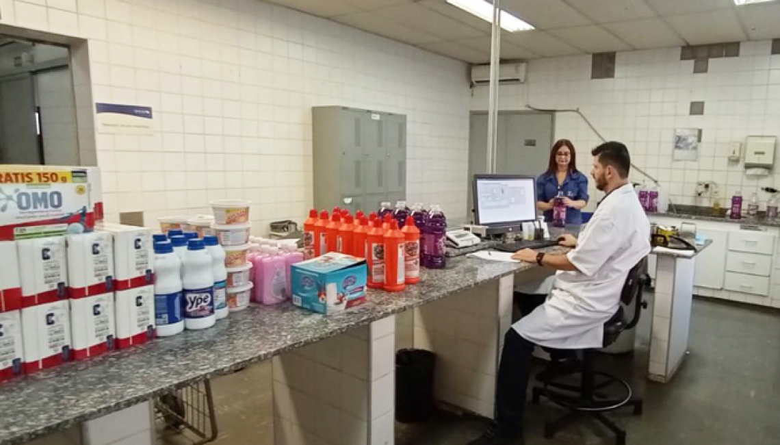 “Operação Casa Limpa” do Ipem-SP detecta erros em 43% dos produtos de limpeza examinados em laboratório