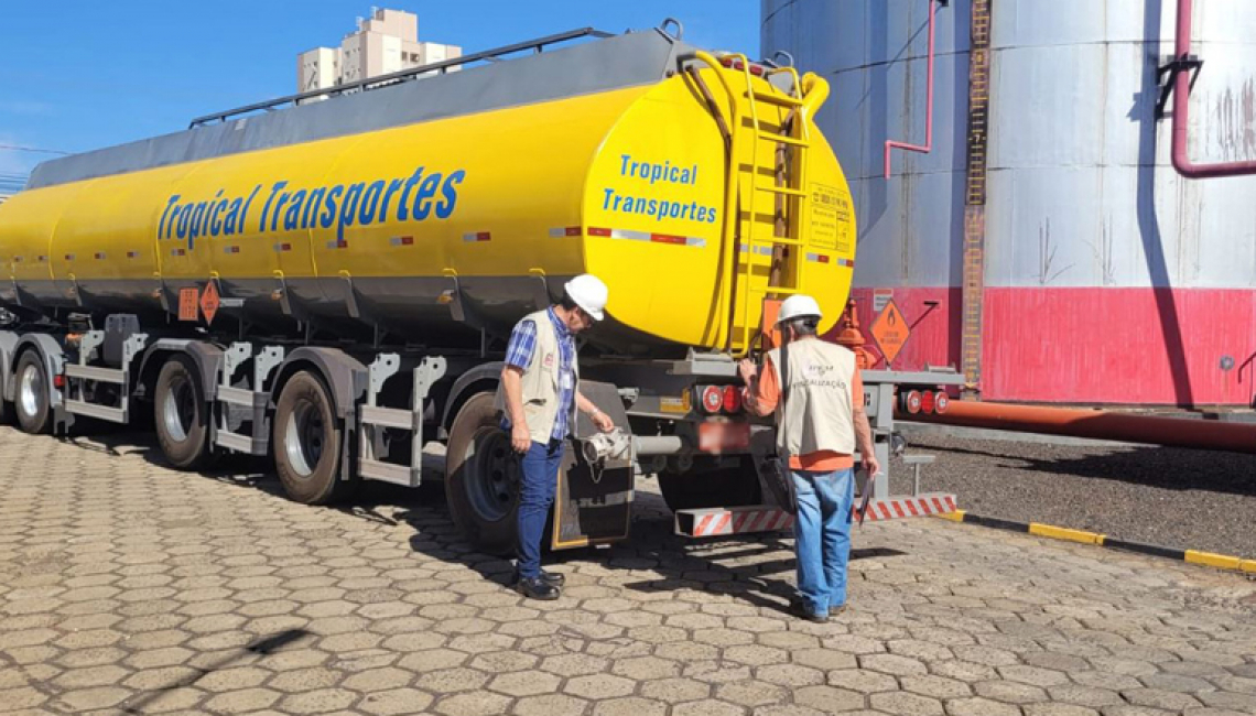 Ipem-SP fiscaliza veículos-tanque e cronotacógrafos, em São José do Rio Preto