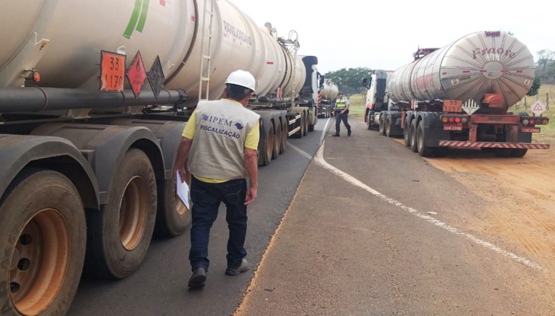 Ipem-SP verifica veículos-tanque e cronotacógrafos na rodovia Euclides da Cunha, km 586, em Jales