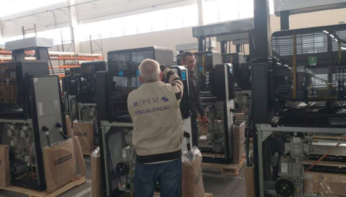Ipem-SP verifica medidores de volume utilizados em postos de combustíveis no fabricante em Arujá
