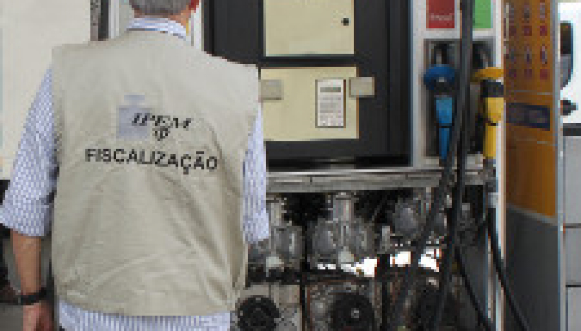 Ipem-SP verifica medidores de volume utilizados em postos de combustíveis no fabricante em Guarulhos 