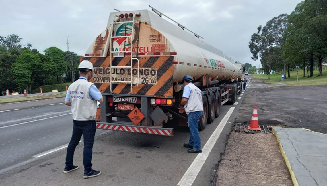 Ipem-SP fiscaliza veículos-tanque e cronotacógrafos na rodovia Raposo Tavares, em Presidente Prudente