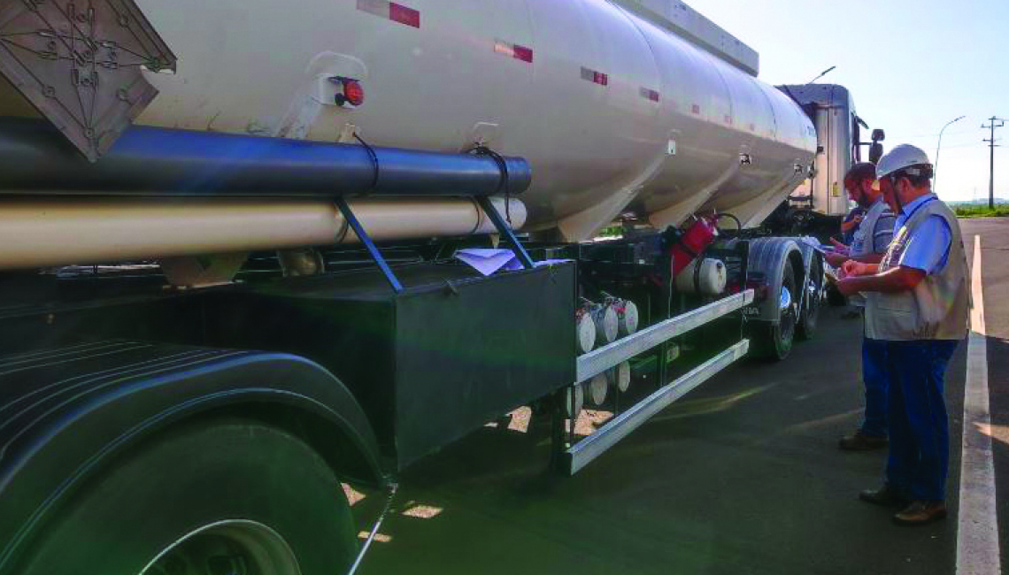 Ipem-SP fiscaliza veículos-tanque e cronotacógrafos na rodovia Raposo Tavares, em Palmital