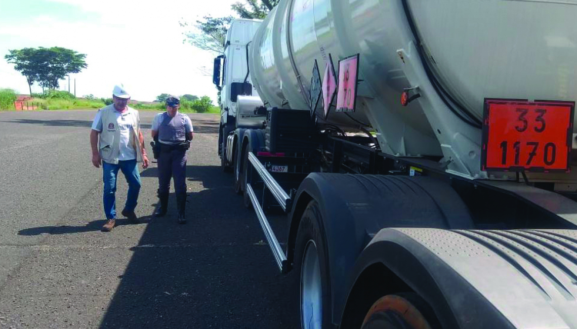 Ipem-SP verifica veículos que transportam produtos perigosos e cronotacógrafos na rodovia Washington Luiz, em Cedral