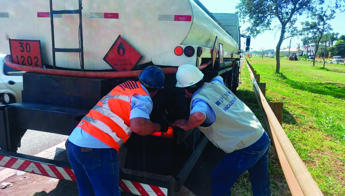 Ipem-SP verifica veículos que transportam produtos perigosos e cronotacógrafos na rodovia SP 225, em Jaú