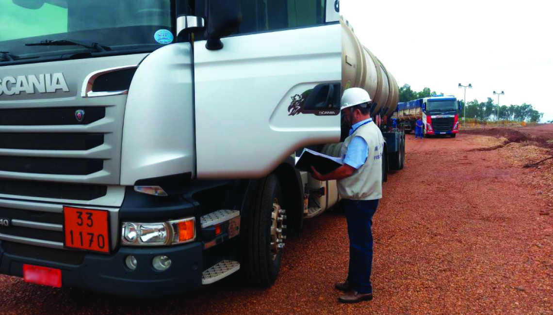 Ipem-SP verifica veículos que transportam produtos perigosos e cronotacógrafos na rodovia SP 300, em Lençóis Paulista