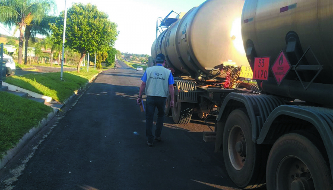Ipem-SP verifica veículos que transportam produtos perigosos e cronotacógrafos na rodovia SP 320, em Jales