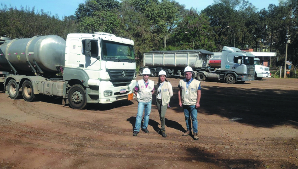 Ipem-SP verifica veículos que transportam produtos perigosos e cronotacógrafos, em Cosmópolis