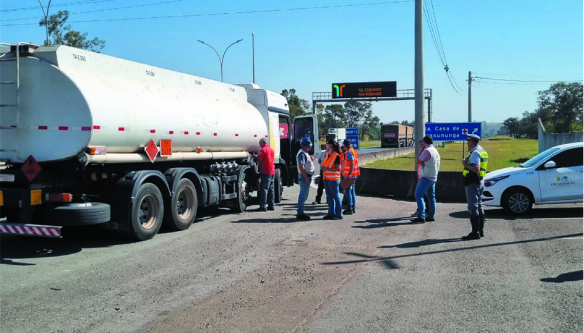 Ipem-SP verifica veículos que transportam produtos perigosos e cronotacógrafos na rodovia SP 330, em Pirassununga