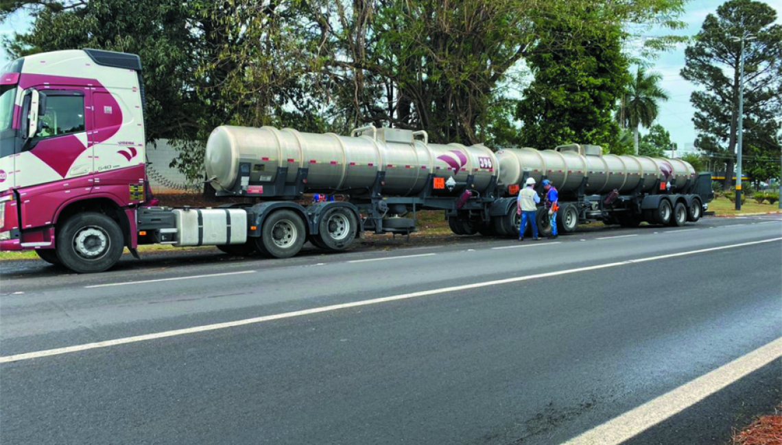 Ipem-SP verifica veículos que transportam produtos perigosos e cronotacógrafos, em Araçatuba