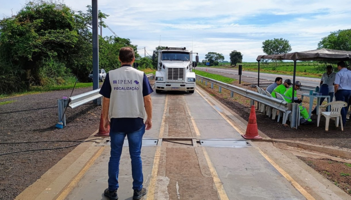 Em Santo Antônio do Aracanguá, Ipem-SP verifica balança dinâmica na rodovia SP 463