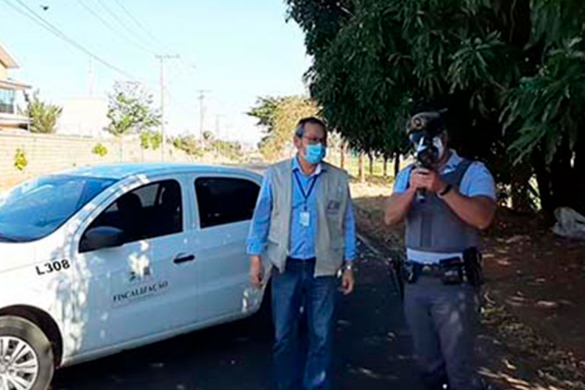 Radares estáticos do Policiamento Rodoviário da PM de Araçoiaba da Serra são verificados por equipe de técnicos do Ipem-SP