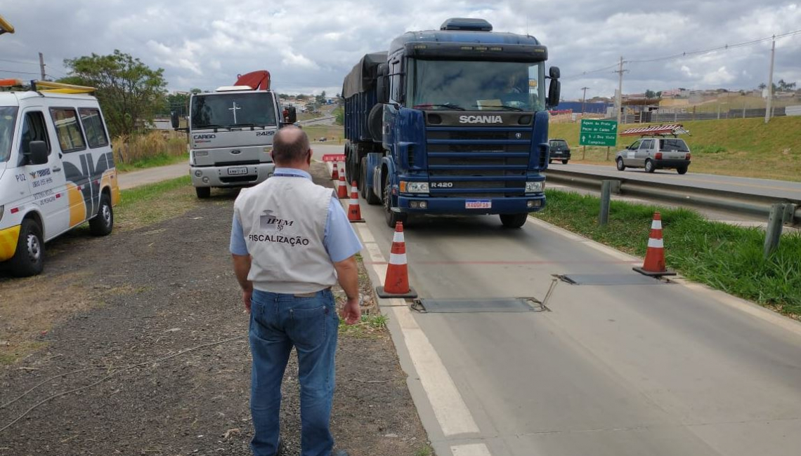 Ipem-SP verifica balança dinâmica na Rodovia SP 342 em São João da Boa Vista