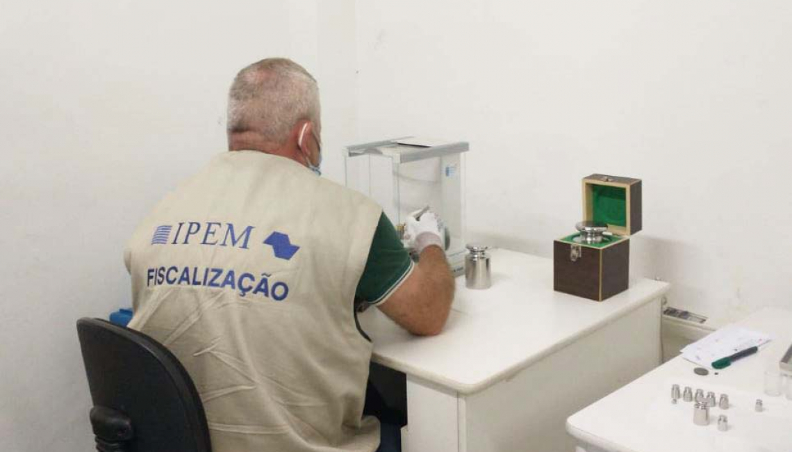 Ipem-SP verifica pesos padrão para indústria e oficinas de manutenção de balanças, na Vila Guilherme, região norte da capital