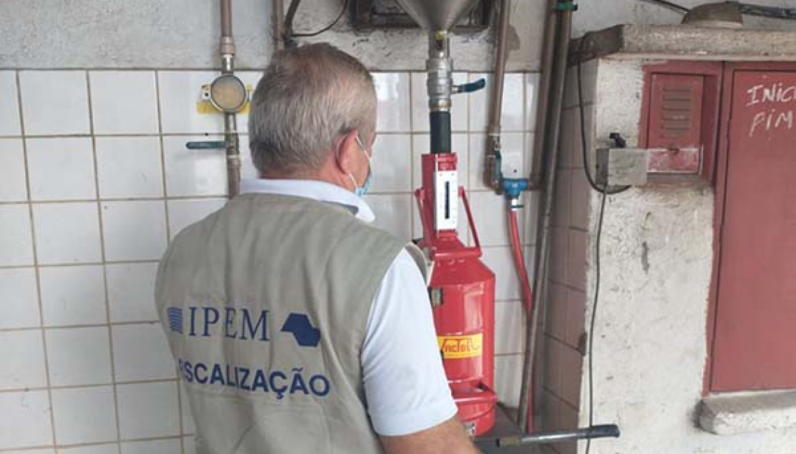 Ipem-SP faz verificação inicial em medidores de volume utilizados em postos de combustíveis em Guarulhos