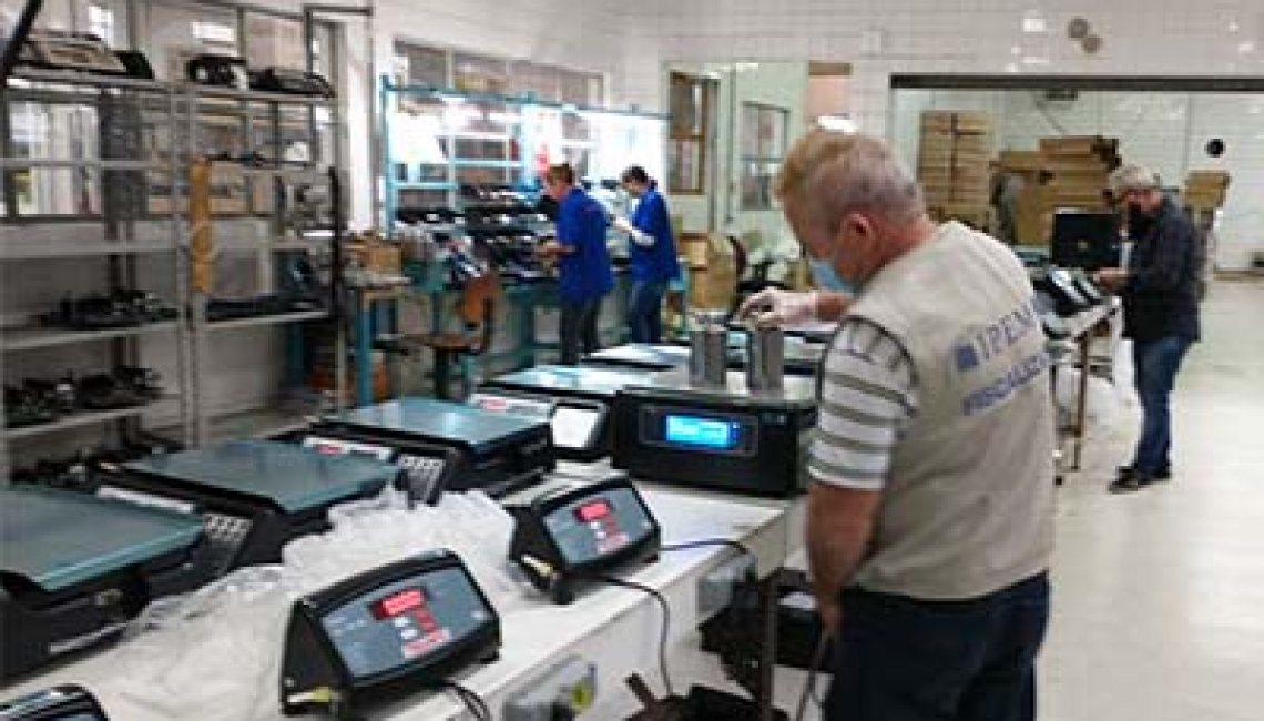 Ipem-SP verifica balanças no fabricante na zona leste da capital