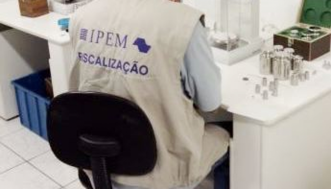 Ipem-SP verifica pesos padrão para indústria e oficinas de manutenção de balanças na zona norte da capital