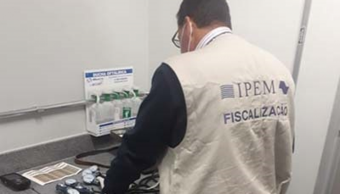 Ipem-SP verifica aparelhos de medir pressão arterial da TAM Linhas Aéreas no Aeroporto Internacional de Guarulhos