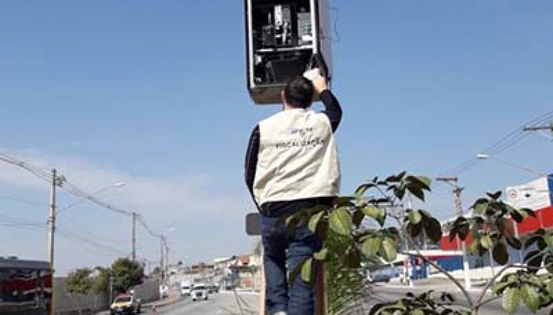 Ipem-SP verifica radares na Rua Assis Ribeiro, zona leste da capital