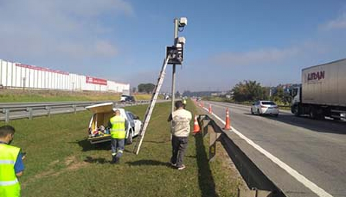 Ipem-SP verifica radar na Rodovia Ayrton Senna, em Itaquaquecetuba