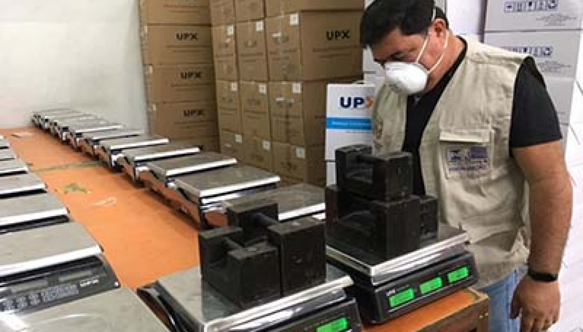 Ipem-SP faz verificação inicial em balanças no fabricante na zona leste da capital