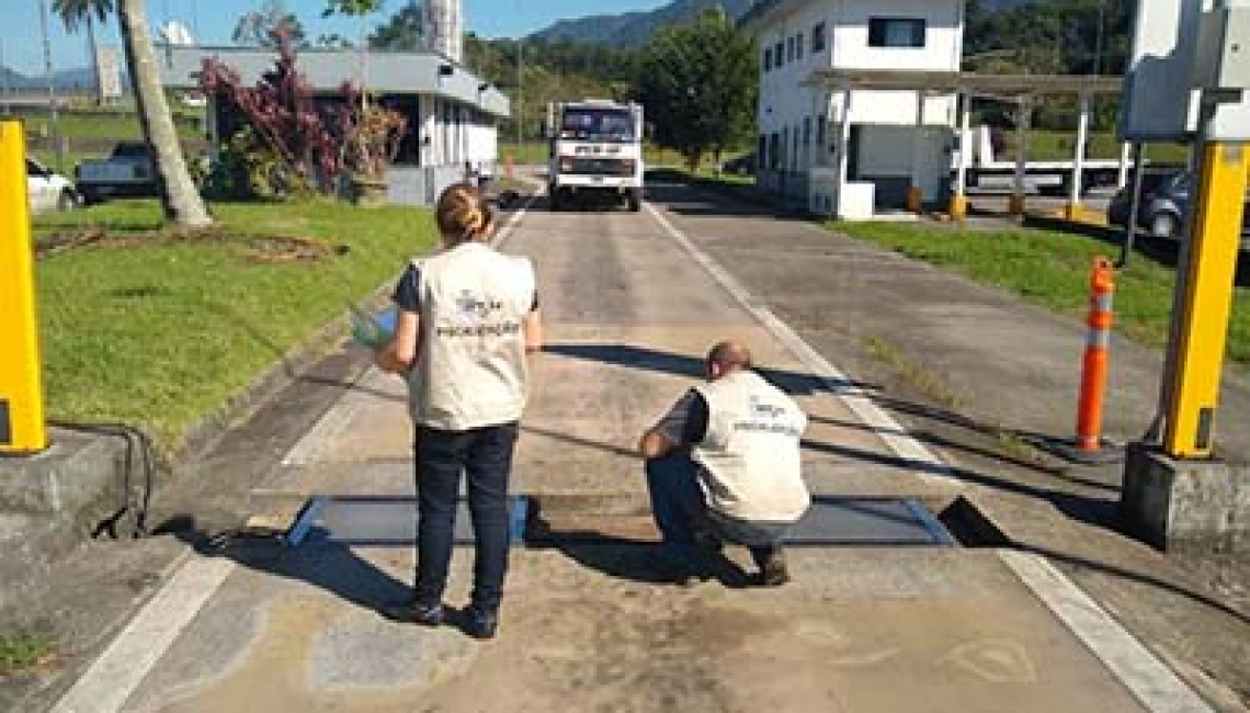 Ipem-SP verifica balança dinâmica na Rodovia dos Imigrantes, em Cubatão