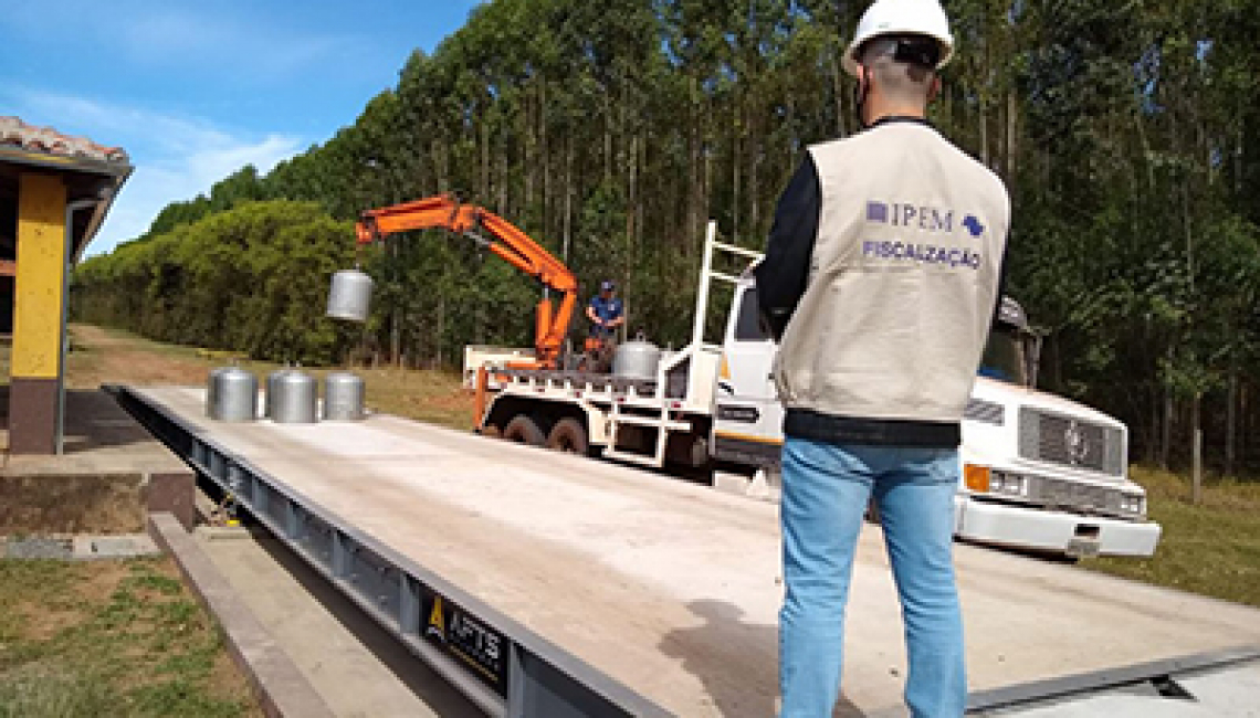 Ipem-SP verifica balança rodoviária em Itatinga