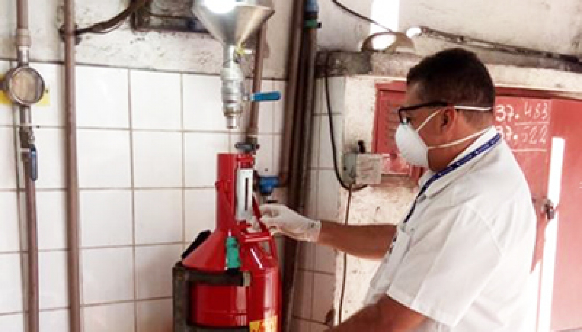 Ipem-SP faz verificação inicial em medidores de volume utilizados em postos de combustíveis no fabricante em Guarulhos