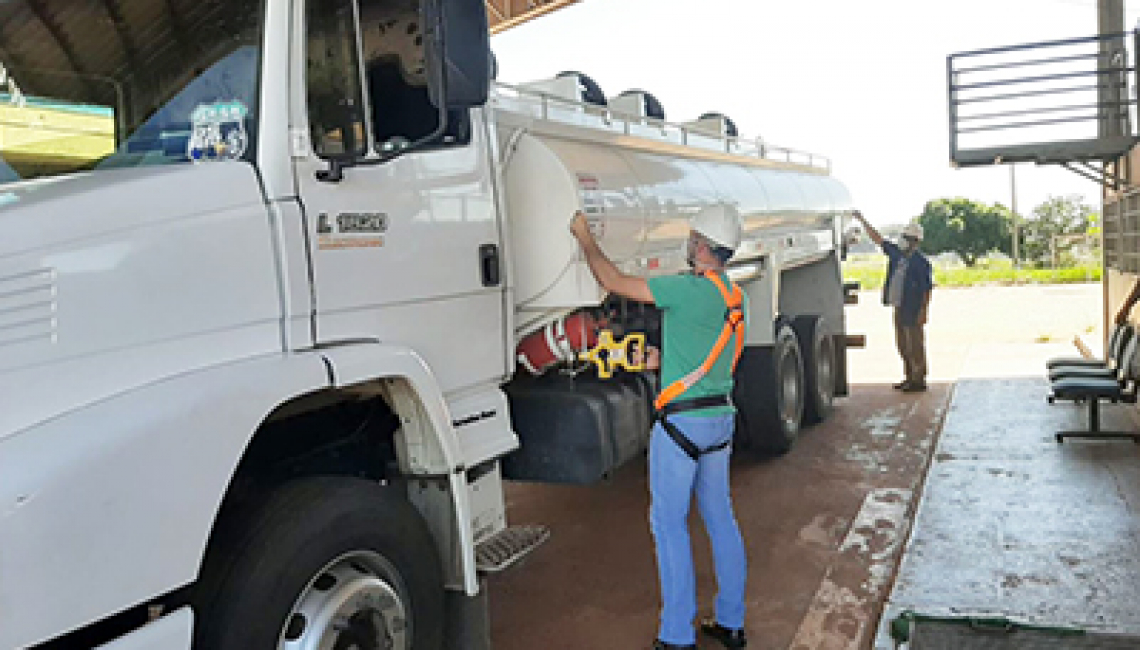 Ipem-SP realiza verificação de veículos-tanque rodoviários do Vale do Ribeira e Bahia destinados ao transporte de combustíveis líquidos