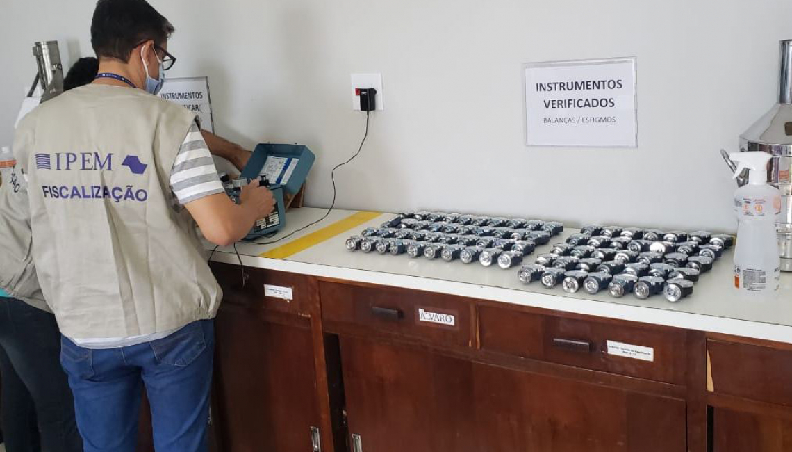 Ipem-SP verifica aparelhos de medir pressão arterial da Santa Casa de Franca