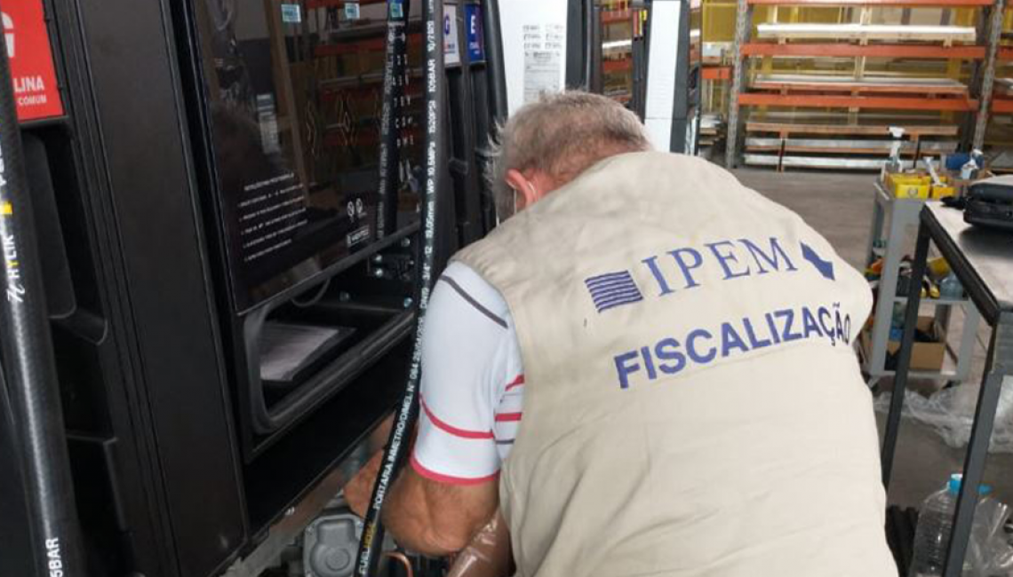 Ipem-SP faz verificação inicial em bombas de combustíveis no fabricante em Arujá