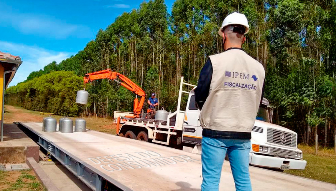 Ipem-SP verifica balança dinâmica na Rodovia Régis Bittencourt, em Itapecerica da Serra 