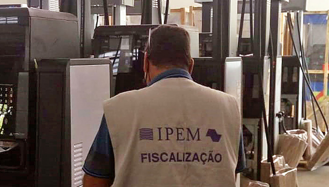 Ipem-SP verifica bombas de combustíveis no fabricante em Arujá  
