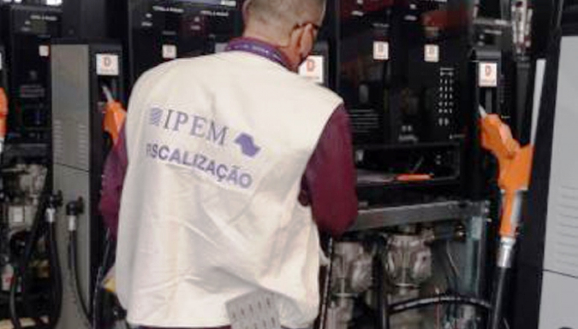 Ipem-SP verifica bombas de combustíveis no fabricante em Arujá 