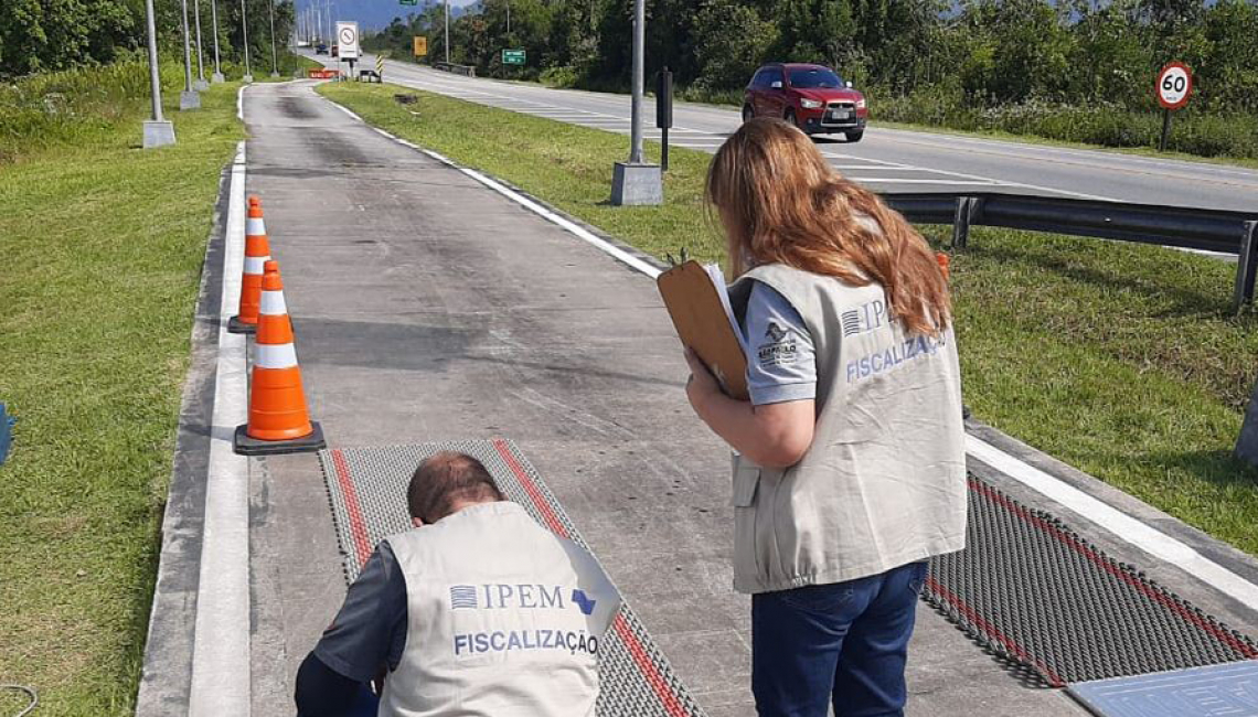 Ipem-SP verifica balança por eixo na Rodovia SP 055, em Bertioga  