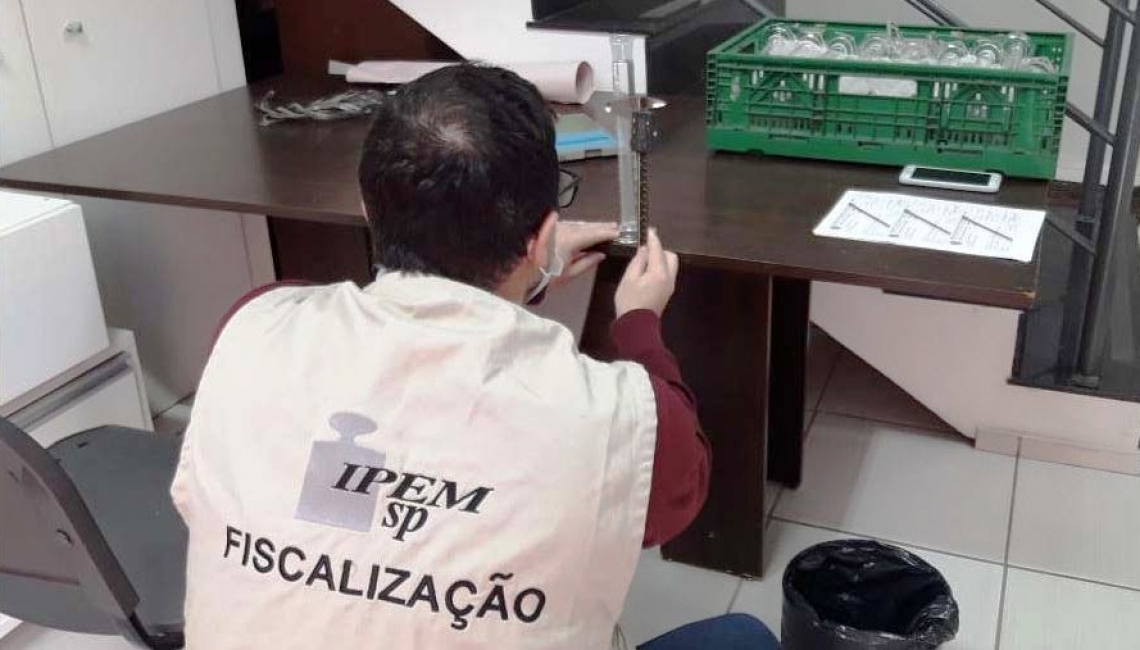 Ipem-SP verifica provetas utilizadas em postos de combustíveis no fabricante em Mogi das Cruzes 