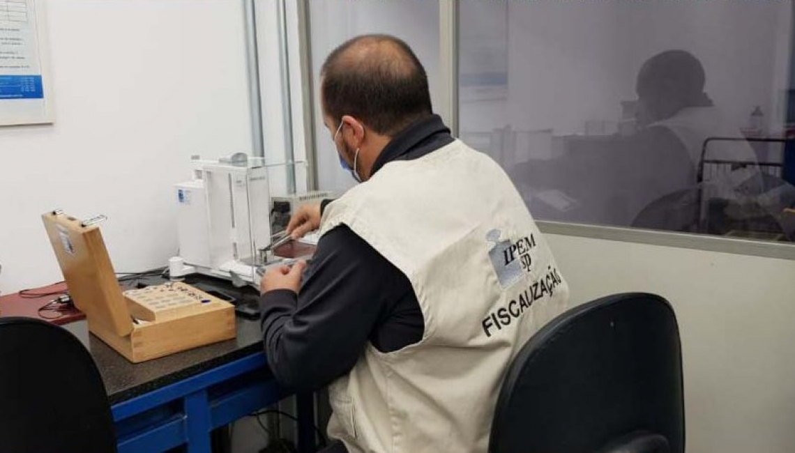 Ipem-SP verifica pesos padrão para indústria e oficinas de manutenção, em São Bernardo do Campo   