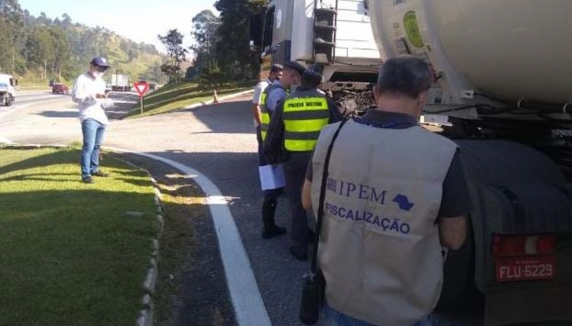 Ipem-SP verifica veículos-tanque e cronotacógrafos na Rodovia Castelo Branco, em Araçariguama
