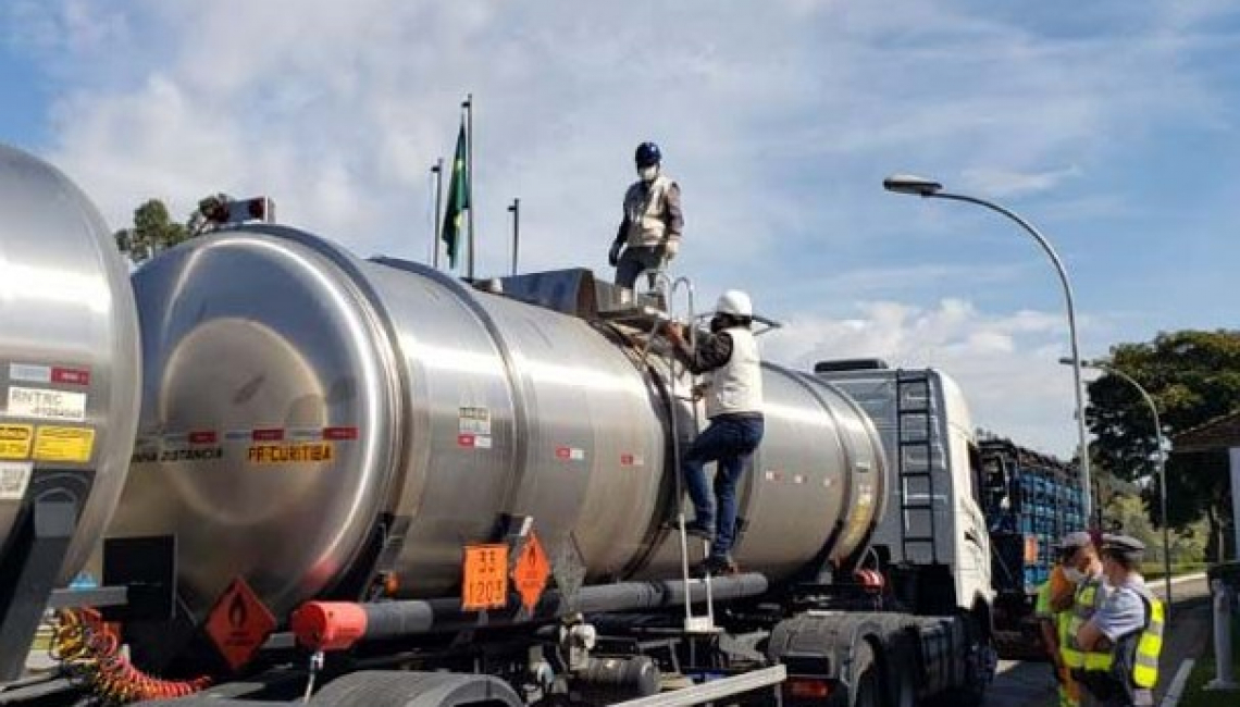 Ipem-SP fiscaliza veículos-tanque e cronotacógrafos na Rodovia Castelo Branco, em Araçariguama