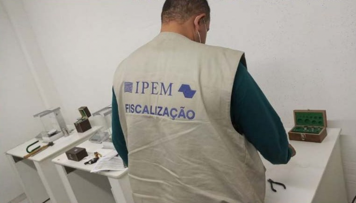Ipem-SP verifica pesos padrão para indústria e oficinas de manutenção de balanças na zona norte da capital 