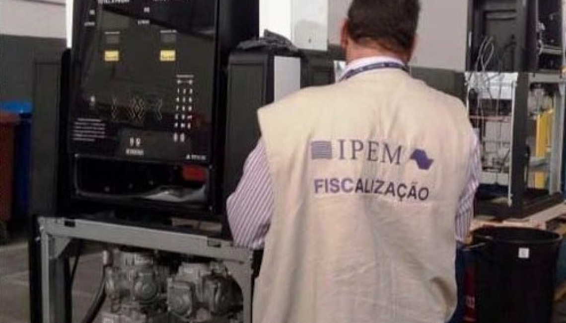 Ipem-SP verifica bombas medidoras de combustíveis no fabricante em Arujá 